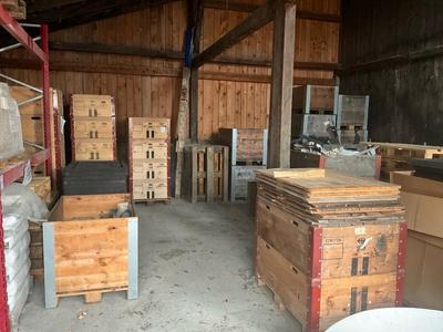 Immagine panoramica di Various palletboxes and wood content room